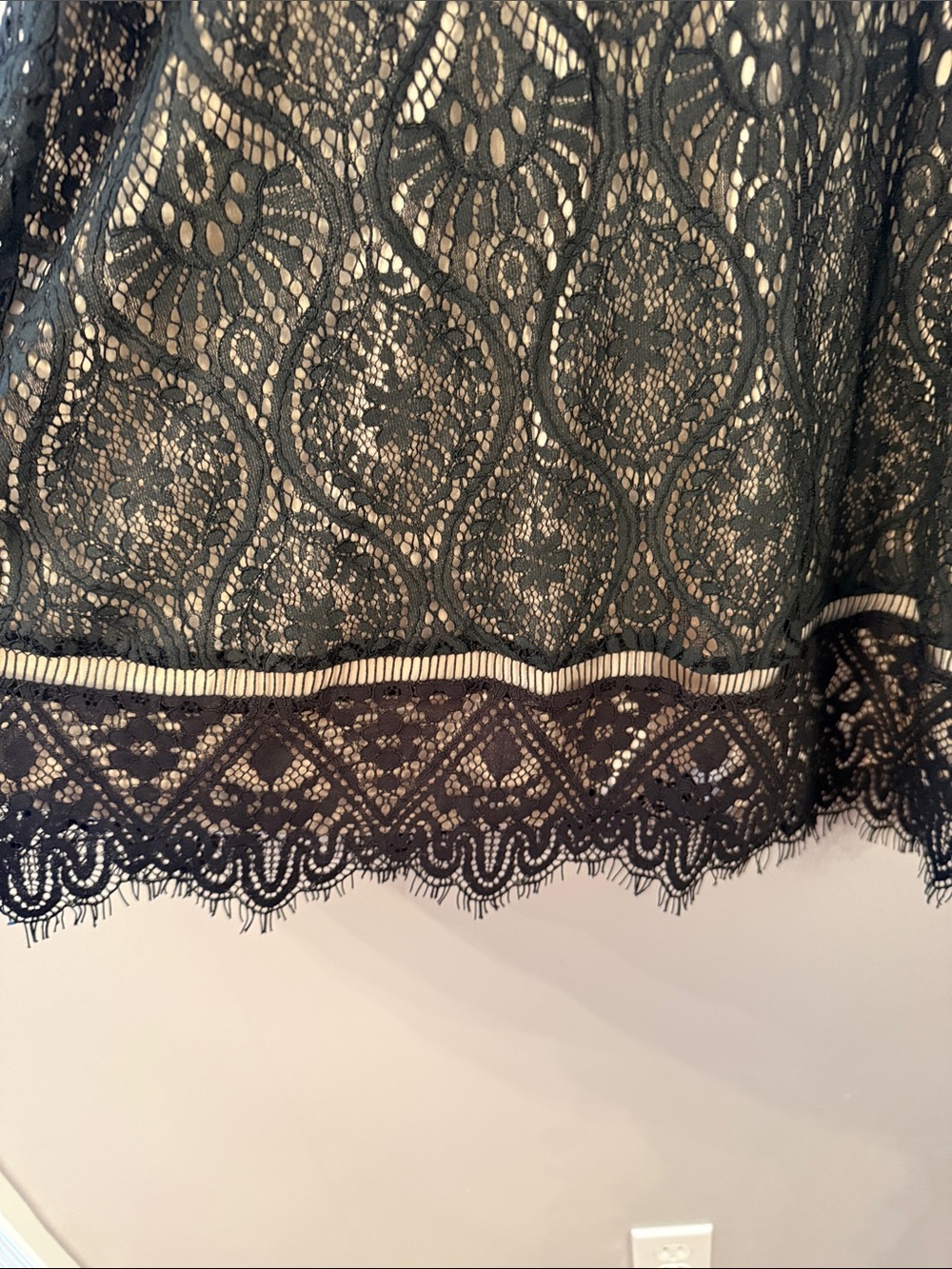 Black Lace Overlay Short Sleeve Knee Length Cocktail Dress - Picture 2 of 6